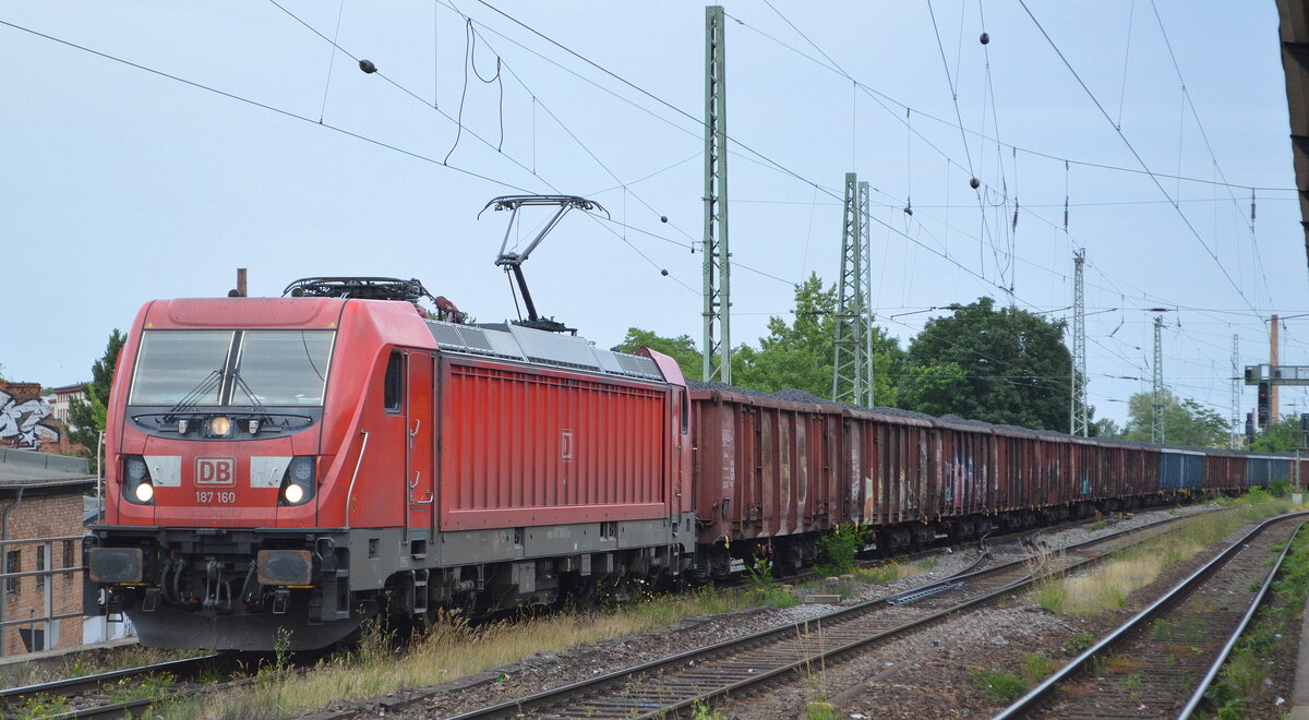 DB Cargo AG, Mainz [D] mit  187 160  [NVR-Nummer: 91 80 6187 160-7 D-DB] und einem Ganzzug offener Drehgestell-Güterwagen mit Kohle beladen am 29.06.22 Vorbeifahrt Bahnhof Magdeburg-Neustadt.