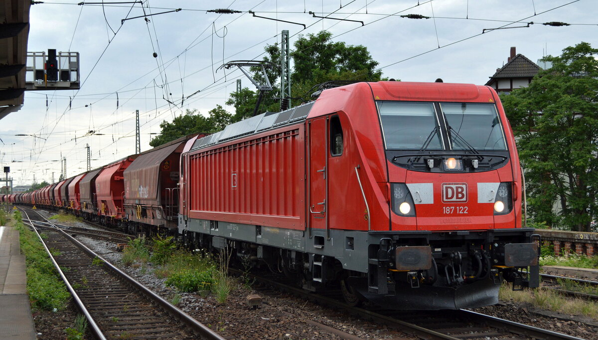 DB Cargo AG, Mainz [D] mit  187 122  [NVR-Nummer: 91 80 6187 122-7 D-DB] und einem Kalizug am 29.06.22 Vorbeifahrt Bahnhof Magdeburg-Neustadt.