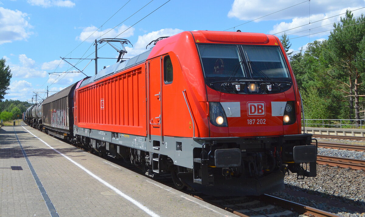 DB Cargo AG, Mainz [D]  mit  187 202  [NVR-Nummer: 91 80 6187 202-7 D-DB] und gemischtem Güterzug fährt am Bahnsteig Bahnhof Glöwen ein um den DB Fernverkehr vorbei zu lassen, 04.07.22  