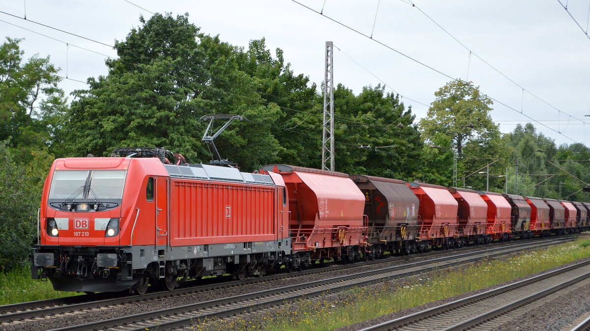 DB Cargo AG, Mainz [D] mit der recht neuen  187 210  [NVR-Nummer: 91 80 6187 210-0 D-DB] und Kalizug am 08.07.22 Vorbeifahrt Bahnhof Dedensen Gümmer.
