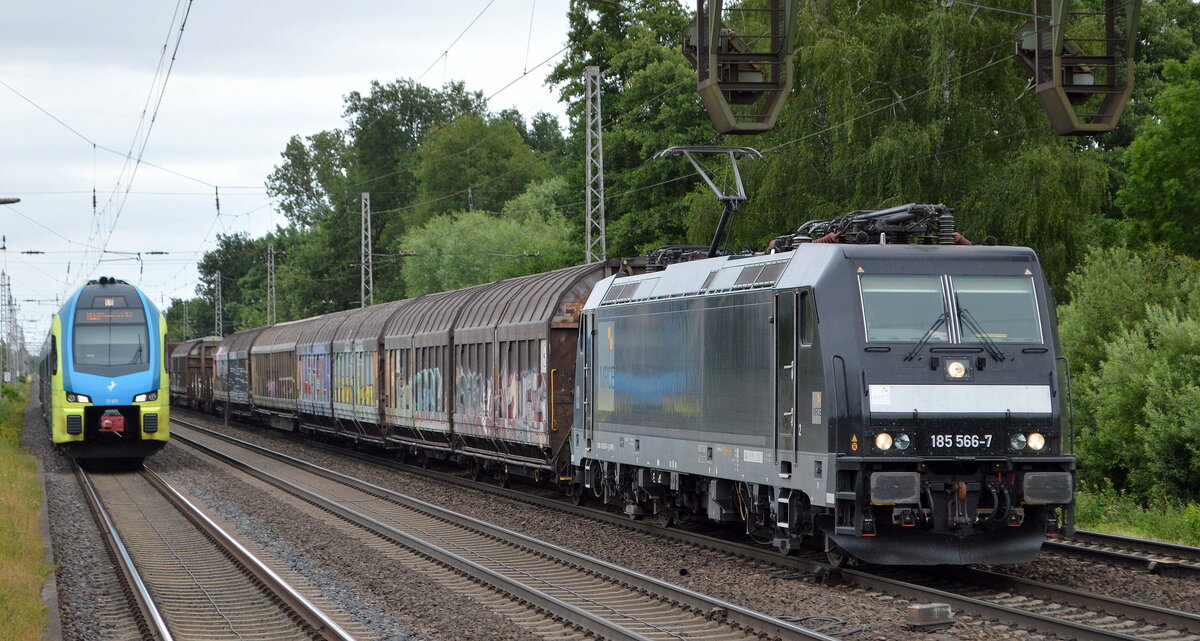 DB Cargo AG, Mainz [D] mit der MRCE Dispo  185 566-7  [NVR-Nummer: 91 80 6185 566-7 D-DISPO] und gemischtem Güterzug am 08.07.22 Vorbeifahrt Bahnhof Dedensen Gümmer.