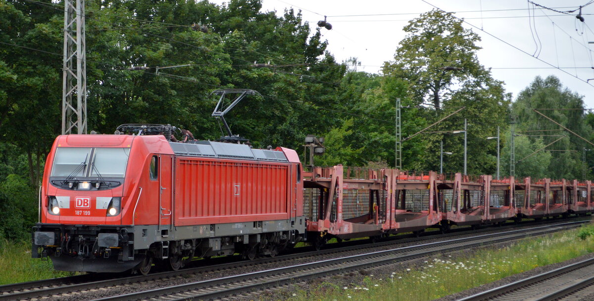 DB Cargo AG, Mainz [D] mit  187 199  [NVR-Nummer: 91 80 6187 199-5 D-DB] und einem PKW-Transportzug (leer) am 08.07.22 Vorbeifahrt Bahnhof Dedensen Gümmer