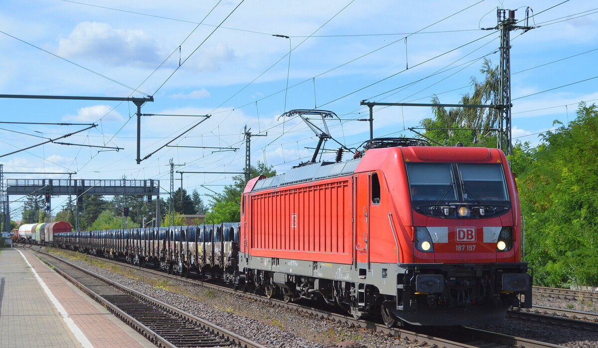 DB Cargo AG, Mainz [D] mit  187 197  [NVR-Nummer: 91 80 6187 197-9 D-DB] und einem gemischten Güterzug am 31.08.22 Durchfahrt Bahnhof Niederndodeleben.