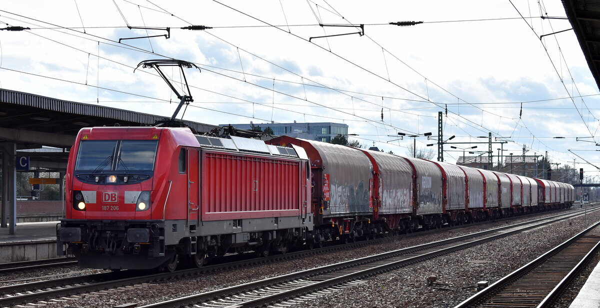 DB Cargo AG, Mainz [D] mit ihrer  187 206  [NVR-Nummer: 91 80 6187 206-8 D-DB] und einem Coilzug Richtung Ziltendorf EKO am 23.03.23 Durchfahrt Bahnhof Flughafen BER Terminal 5