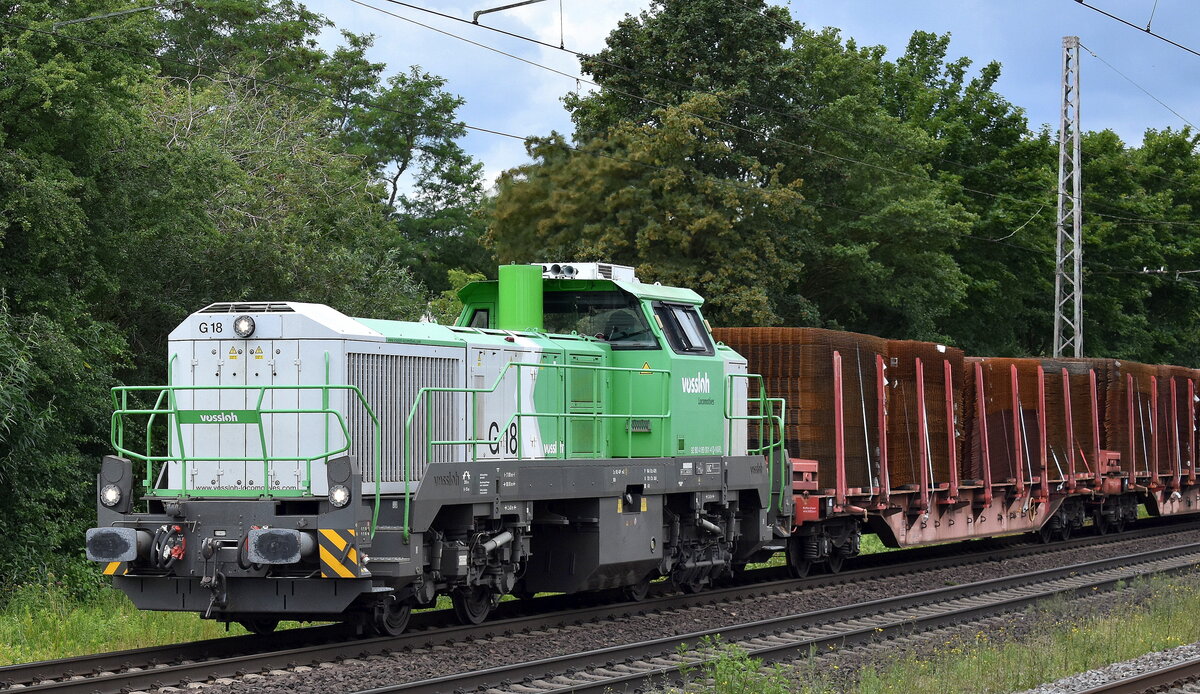 DB Cargo AG, Mainz [D] mit der angemieteten Nexrail vossloh  G 18 Lok (NVR:  92 80 4180 001-4 D-NXRL ) und einigen Güterwagen mit Stahlprodukten am 06.07.23 Höhe Bahnhof Dedensen-Gümmer.