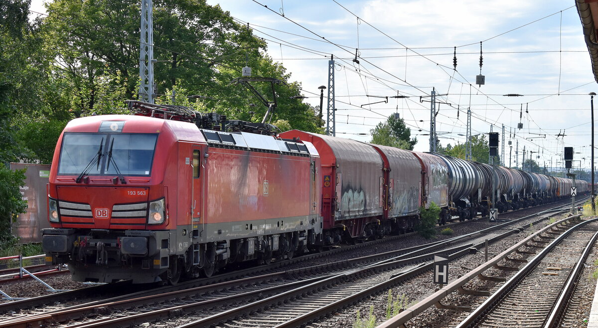 DB Cargo AG, Mainz [D] mit ihrer  193 563  [NVR-Nummer: 91 80 6193 563-4 D-DB] und einem langen gemischten Güterzug Richtung Frankfurt/Oder am 20.08.23 Berlin Hirschgarten.