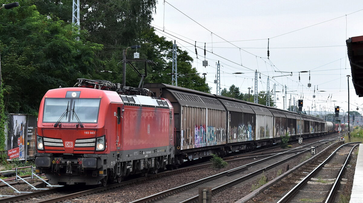 DB Cargo AG, Mainz [D] mit ihrer  193 563  [NVR-Nummer: 91 80 6193 563-4 D-DB] und einem gemischten Güterzug Richtung Frankfurt/Oder am 20.08.23 Berlin Hirschgarten. Viele Grüße an den TF. an diesem verregneten Sonntag.