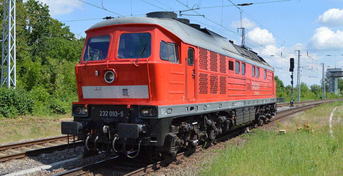 DB Cargo AG, Mainz mit  232 093-5  (NVR:  92 80 1232 093-5 D-DB ) am 01.06.22 Durchfahrt Bf. Biederitz.