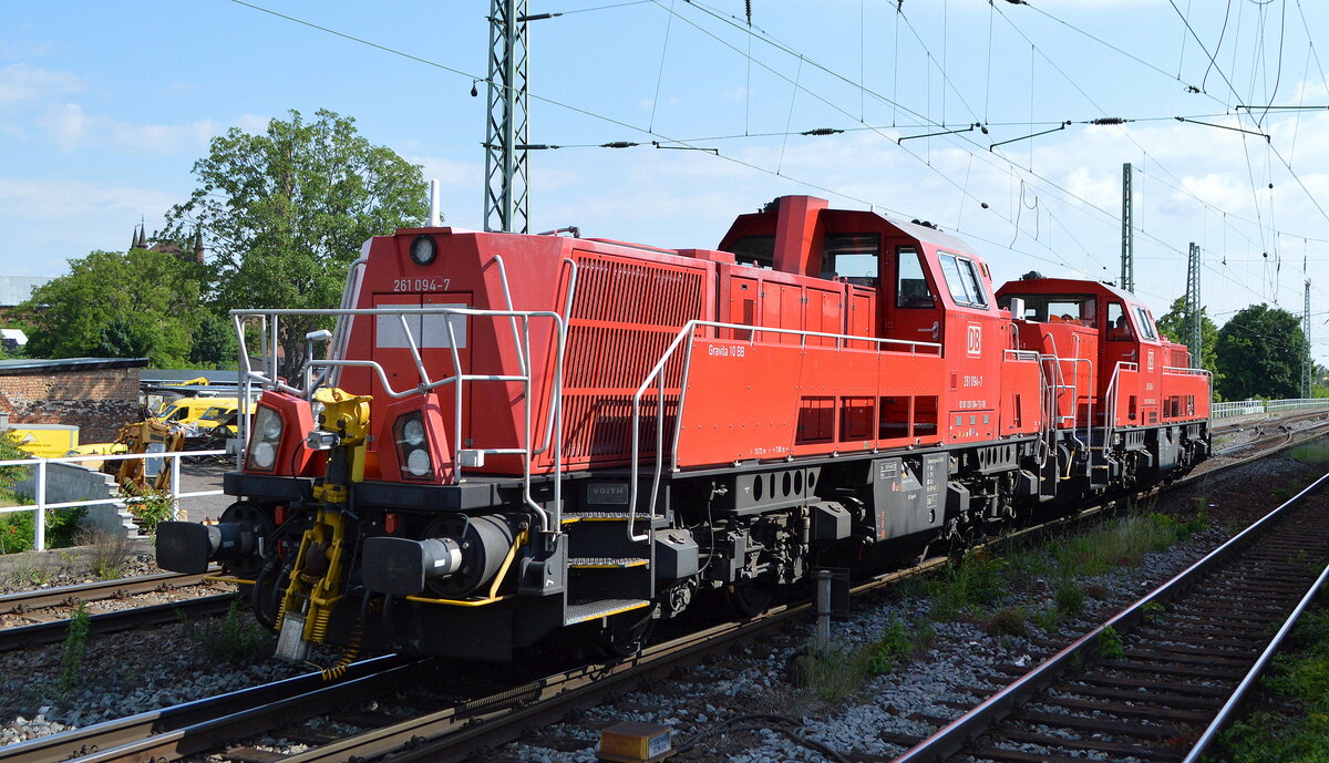 DB Cargo AG, Mainz mit  261 094-7  (NVR:  92 80 1261 094-7 D-DB ) am Haken von  261 049-1  (NVR:  92 80 1261 049-1 D-DB ) am 01.06.22 Durchfahrt Bf. Magdeburg Neustadt.