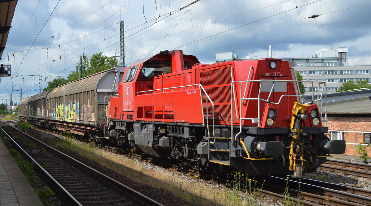 DB Cargo AG, Mainz mit  261 019-4  (NVR:  92 80 1261 019-4 D-DB ) und drei Schiebewandwagen am 08.06.22 Vorbeifahrt Bahnhof Magdeburg-Neustadt.