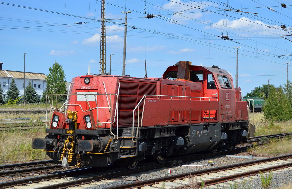DB Cargo AG, Mainz mit  265 009-1  (NVR:  92 80 1265 009-1 D-DB ) bei Rangierarbeiten beim  Bahnhof Riesa am 22.06.22