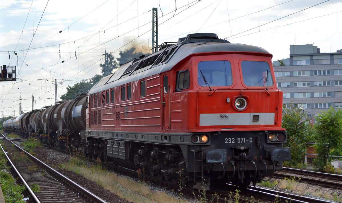 DB Cargo AG, Mainz mit  232 571-0  (NVR:  92 80 1232 571-0 D-DB ) und gemischtem Güterzug am 29.06.22 Vorbeifahrt Bahnhof Magdeburg-Neustadt.