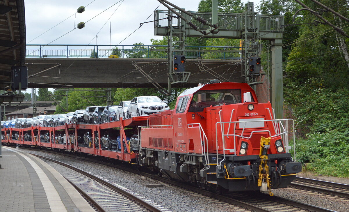 DB Cargo AG, Mainz mit  265 010-9  (NVR:  92 80 1265 010-9 D-DB ) und einem PKW-Transportzug (fabrikneue BMW PKW Modelle) am 22.07.22 Durchfahrt Bhf. Hamburg-Harburg.