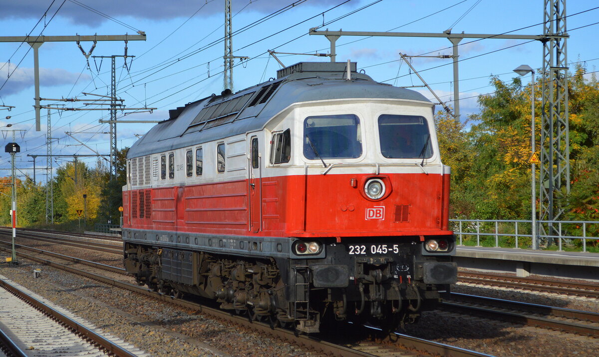 DB Cargo AG, Mainz mit  232 045-5  (NVR:  92 80 1232 045-5 D-DB ) am 19.10.22 Durchfahrt Bahnhof Golm.