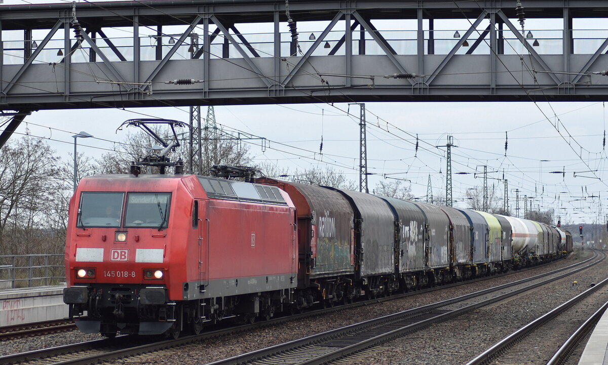 DB Cargo AG, Mainz mit ihrer  145 018-8  (NVR:  91 80 6145 018-8 D-DB ) und einem gemischtem Güterzug Richtung Rbf. Seddin am 29.03.23 Durchfahrt Bahnhof Saarmund.
