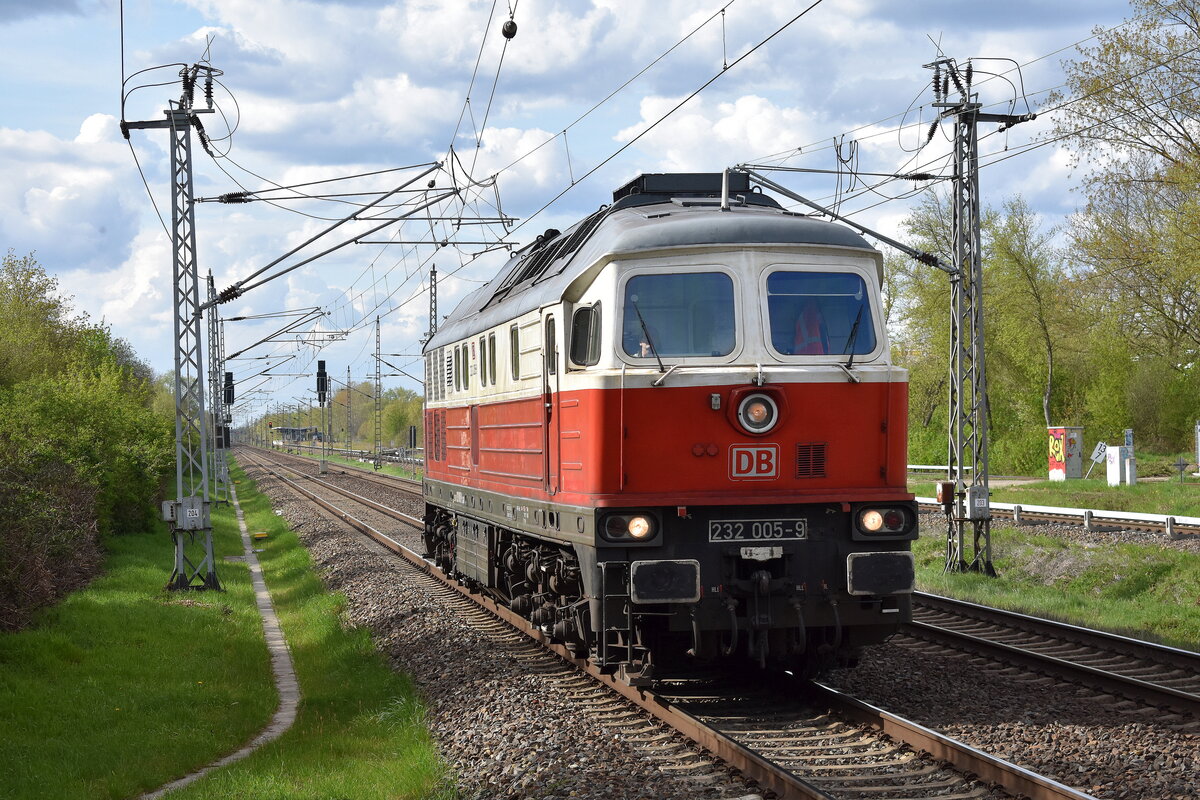 DB Cargo AG, Mainz mit ihrer  232 005-9  (NVR:  92 80 1232 005-9 D-DB ) am 24.04.23 Durchfahrt Bahnhof Berlin Hohenschönhausen.