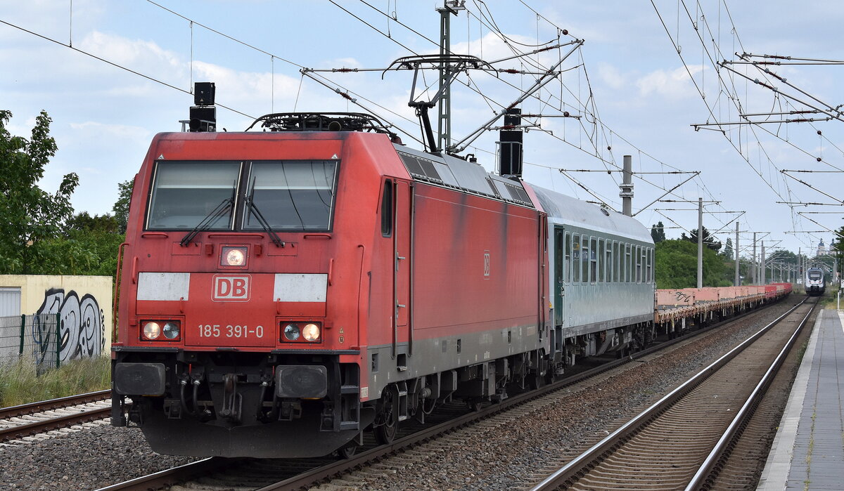 DB Cargo AG, Mainz mit ihrer  185 391-0  (NVR:  91 80 6185 391-0 D-DB ) und einem Güterzug für Militärtransporte (leer) am 25.05.23 Durchfahrt Bahnhof Lutherstadt Wittenberg-Piesteritz.