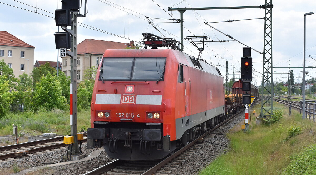 DB Cargo AG, Mainz mit ihrer  152 015-4  (NVR:  91 80 6152 015-4 D-DB ) und einem gemischten Güterzug am 25.05.23 Durchfahrt Bahnhof Dessau Hbf.
