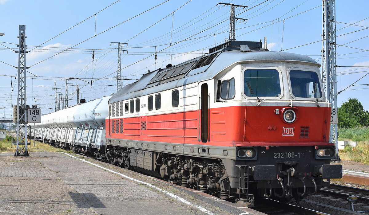 DB Cargo AG, Mainz mit ihrer  232 189-1 (NVR:  92 80 1232 189-1 D-DB ) und einem Ganzzug polnischer Zementstaubwagen am 22.06.23 Durchfahrt Bahnhof Falkenberg Elster.