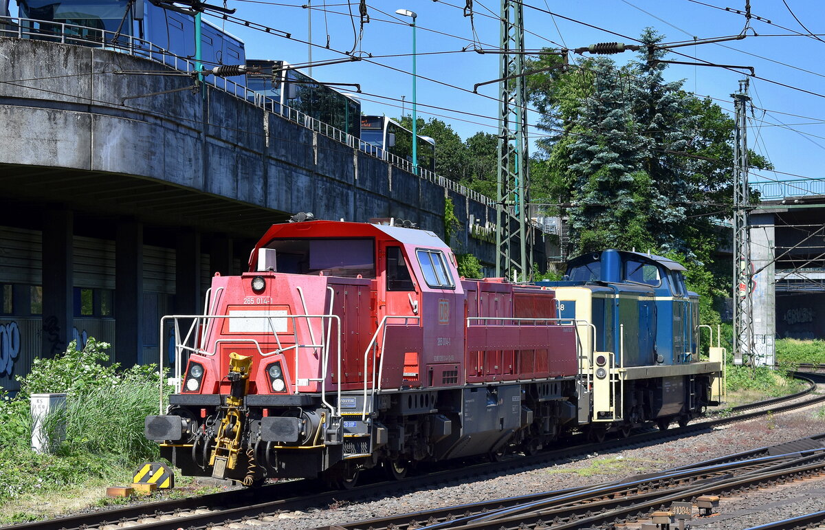 DB Cargo AG, Mainz mit ihrer  265 014-1  (NVR:  92 80 1265 014-1 D-DB ) und der angemieteten Railsystems RP GmbH Lok  295 041-8  (NVR:  98 80 3295 041-8 D-RPRS ) am Haken am 13.06.23 Vorbeifahrt Bahnhof Hamburg-Harburg.