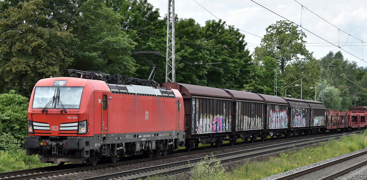 DB Cargo AG, Mainz mit ihrer  193 354  (NVR:  91 80 6193 354-8 D-DB ) und einem gemischten Güterzug am 06.07.23 Höhe Bahnhof Dedensen-Gümmer.