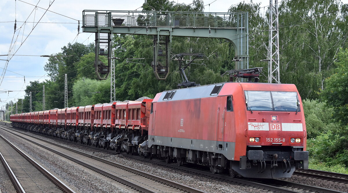 DB Cargo AG, Mainz mit ihrer  152 155-8  (NVR:  91 80 6152 155-8 D-DB ) und einem Ganzzug Schüttgutkippwagen (Schotterzug) am 06.07.23 Höhe Bahnhof Dedensen-Gümmer. Viele Grü0e an den Tf. !!!