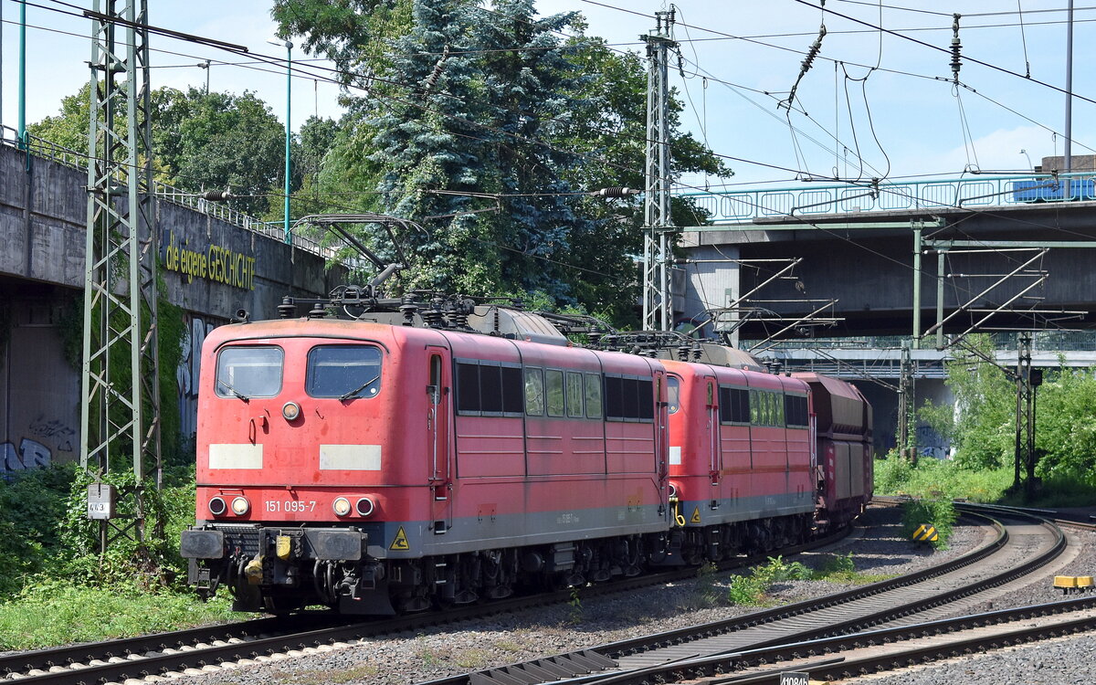 DB Cargo AG, Mainz mit der Railpool 151ér Doppeltraktion  151 095-7  (NVR:  91 80 6151 095-7 D-Rpool ) +  151 106-2  (NVR:  91 80 6151 106-2 D-Rpool ) verlässt mit einem Erzzug den Hamburger Hafen am 11.07.23 Höhe Bahnhof Hamburg-Harburg. 