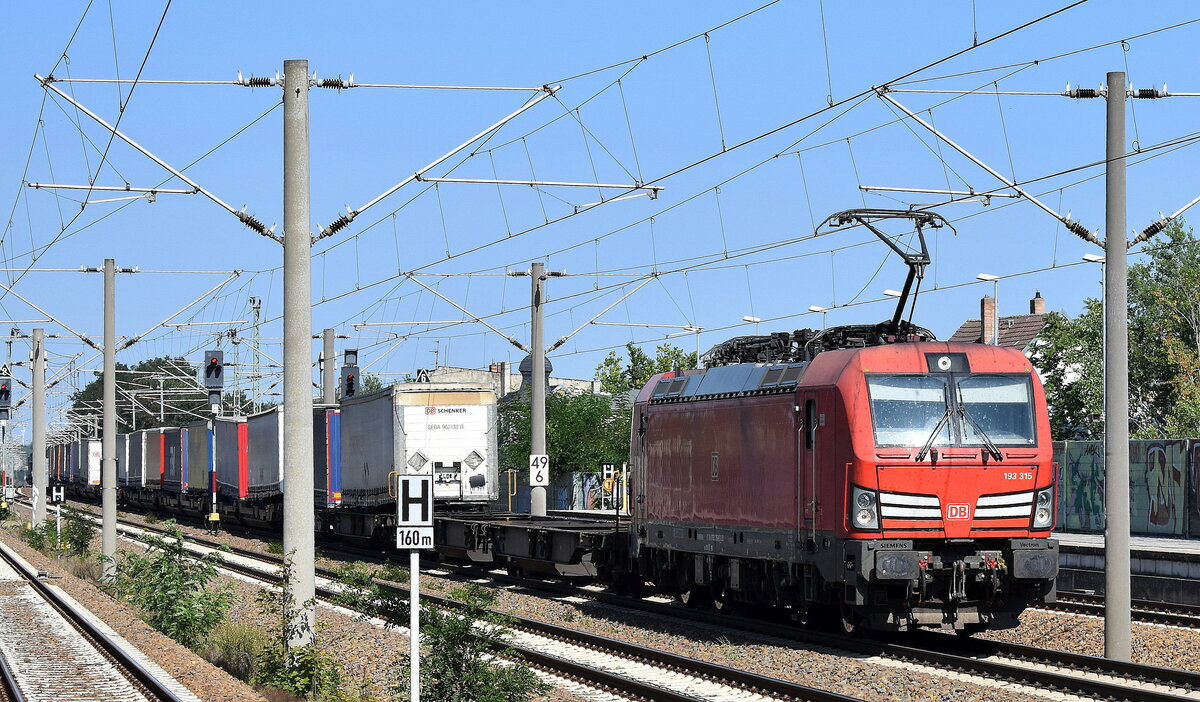 DB Cargo AG, Mainz mit ihrer  193 315  (NVR:  91 80 6193 315-9 D-DB ) und einem KLV-Zug am 08.09.23 Höhe Bahnhof Luckenwalde.