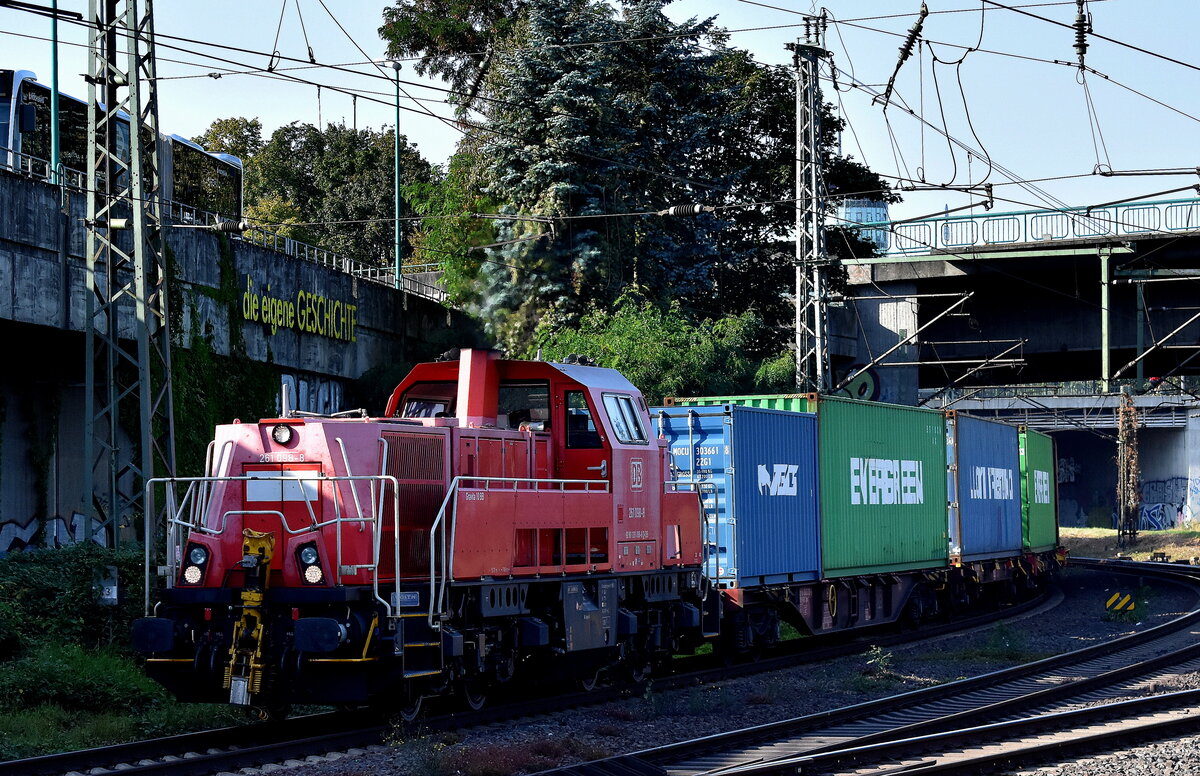 DB Cargo AG, Mainz mit ihrer  261 098-8  (NVR:  92 80 1261 098-8 D-DB ) und einem Containerzug am 11.09.23 Höhe Bahnhof Hamburg-Harburg.