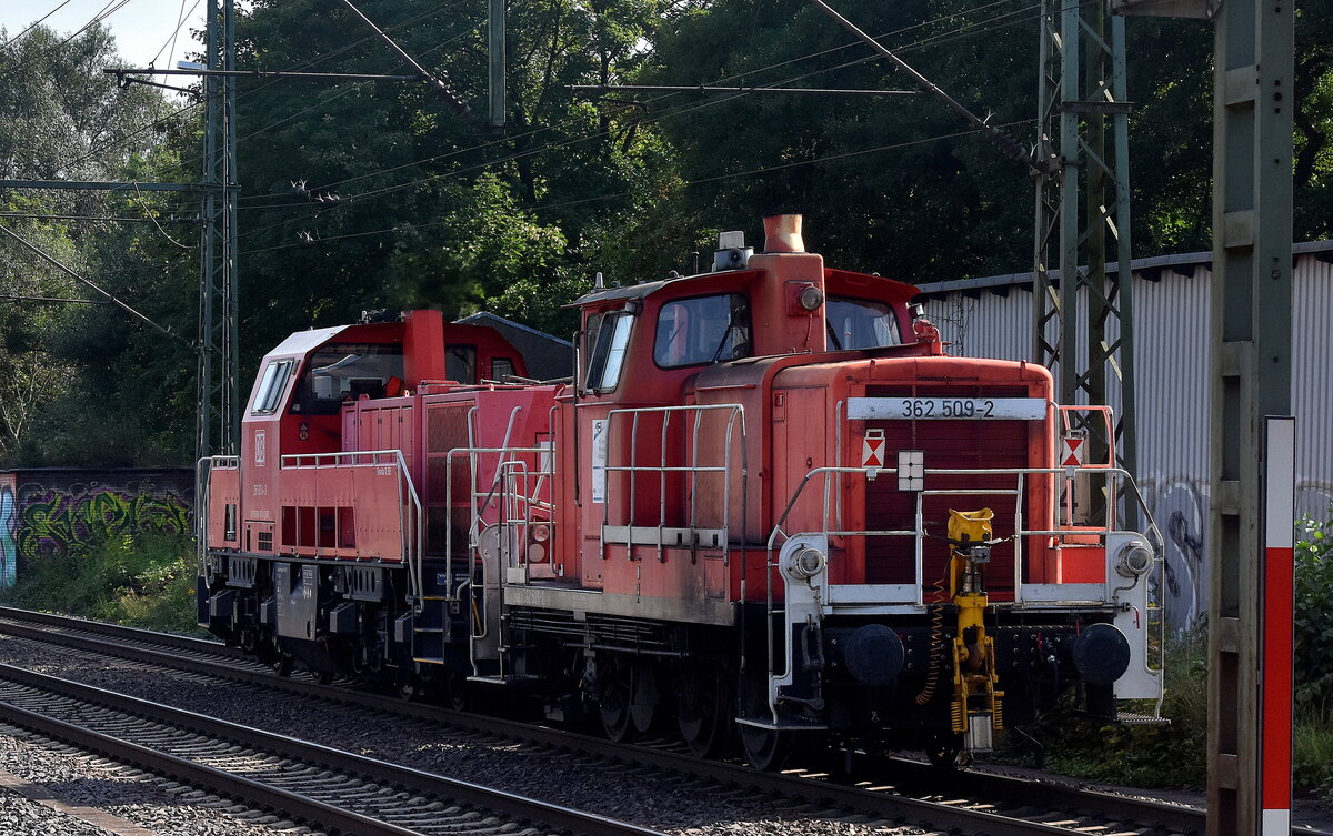DB Cargo AG, Mainz mit ihrer  261 034-3  (NVR:  92 80 1261 034-3 D-DB ) und  362 509-2  (NVR:  98 80 3362 509-2 D-DB ) am Haken Richtung Rbf. Maschen 11.09.23 Höhe Bahnhof Hamburg-Harburg.