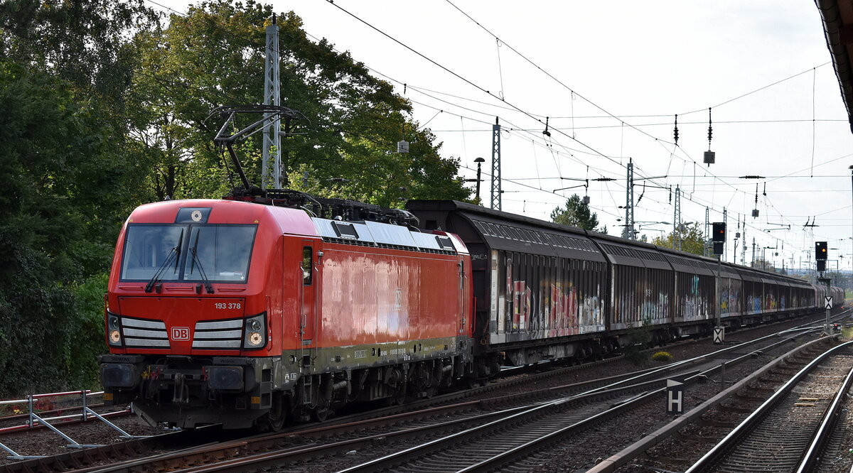 DB Cargo AG, Mainz mit ihrer  193 378  (NVR:  91 80 6193 378-7 D-DB ) und einem gemischten Güterzug Richtung Ziltendorf EKO am 04.10.23 Berlin Hirschgarten.