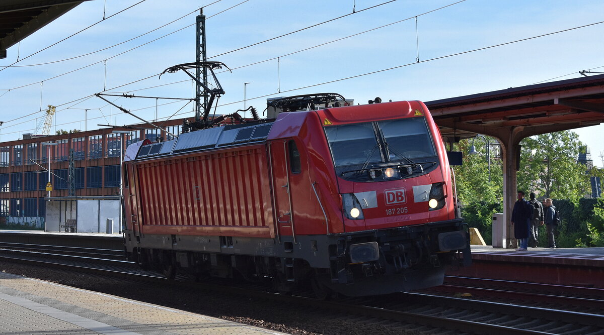 DB Cargo AG, Mainz mit ihrer  187 205  (NVR:  91 80 6187 205-0 D-DB ) am 18.10.23 Höhe Bahnhof Werder (Havel).