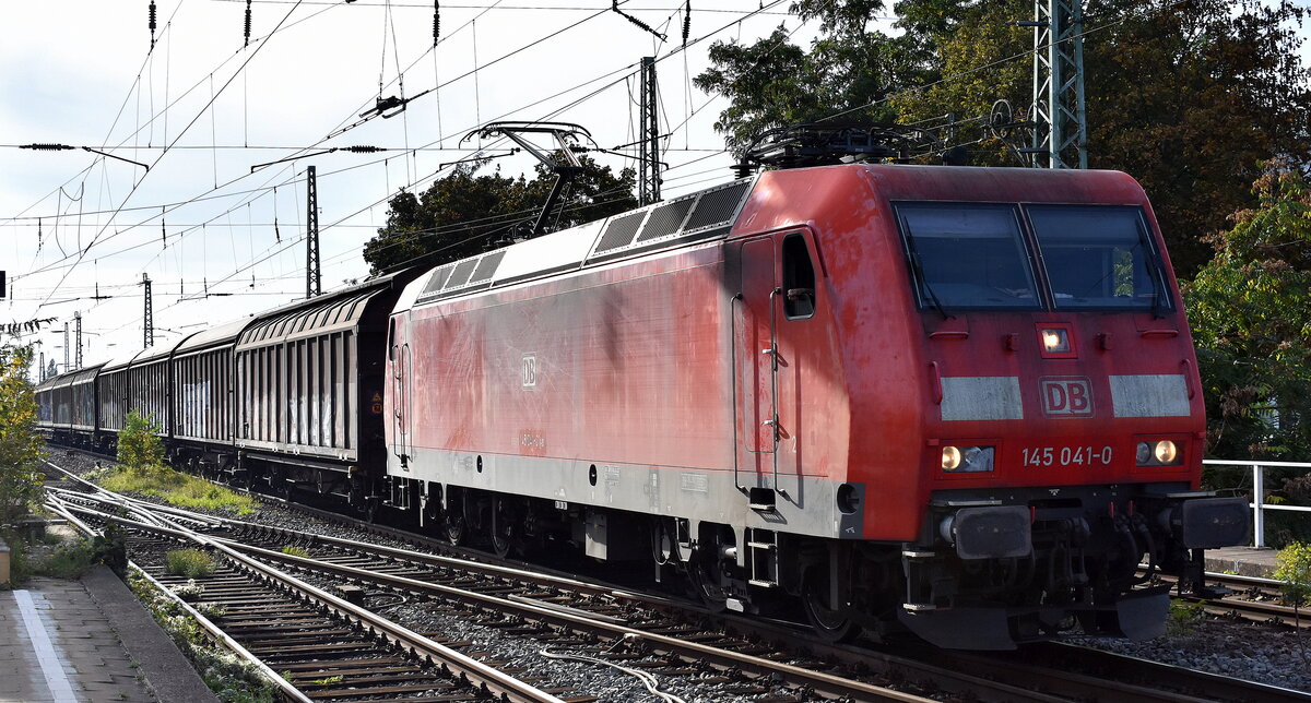 DB Cargo AG, Mainz mit ihrer  145 041-0  (NVR:  91 80 6145 041-0 D-DB ) und einem gemischten Güterzug am 18.10.23 Höhe Bahnhof Magdeburg Neustadt.