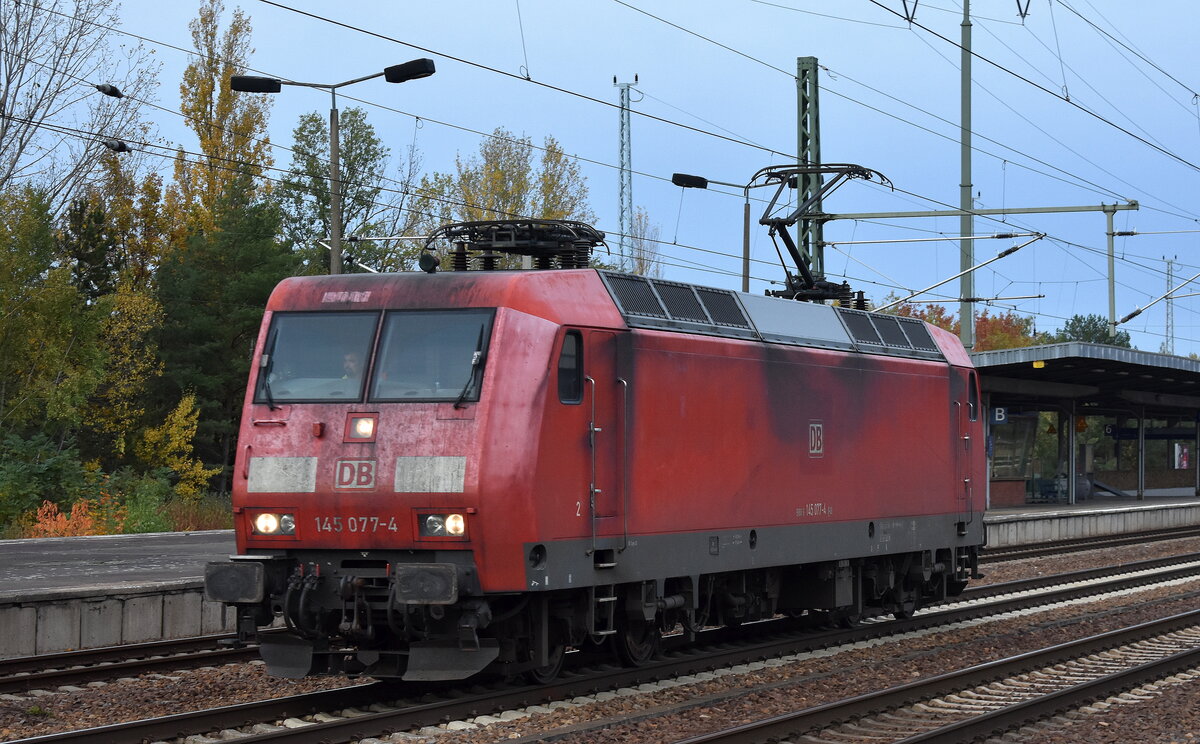 DB Cargo AG, Mainz mit ihrer  145 077-4  (NVR:  91 80 6145 077-4 D-DB ) am 03.11.23 Durchfahrt Bahnhof Flughafen BER - Terminal 5