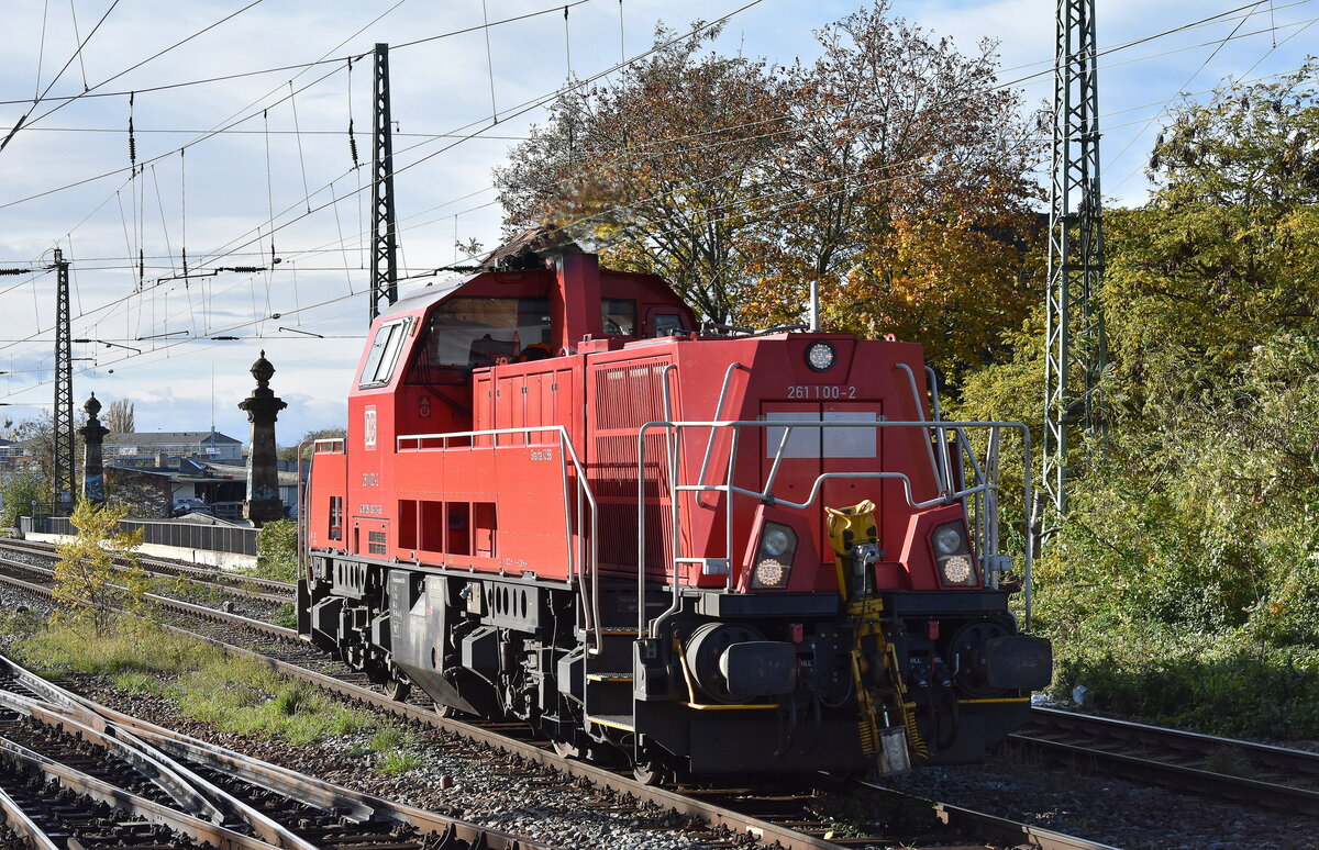 DB Cargo AG, Mainz mit ihrer  261 100-2  (NVR:  92 80 1261 100-2 D-DB ) am 07.11.23 Vorbeifahrt Bahnhof Magdeburg Neustadt.