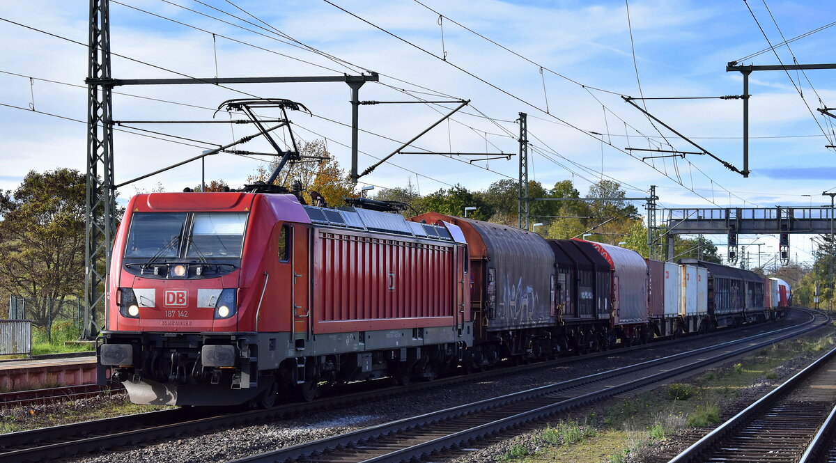 DB Cargo AG, Mainz mit ihrer  187 142  (NVR:  91 80 6187 142-5 D-DB ) und einem gemischten Güterzug am 07.11.23 Höhe Bahnhof Niederndodeleben. Viele Grüße an den TF. !!!
