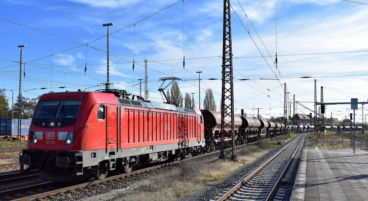 DB Cargo AG, Mainz mit ihrer  187 203  (NVR:  91 80 6187 203-5 D-DB ) und einem Schotterzug am 13.11.23 Höhe Bahnhof Frankfurt (Oder).
