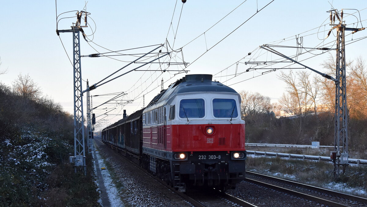 DB Cargo AG, Mainz mit ihrer  232 303-8  (NVR:  92 80 1232 303-8 D-DB ) und einem Zug Schiebewandwagen am 28.11.23 Durchfahrt Bahnhof Berlin-Hohenschönhausen.