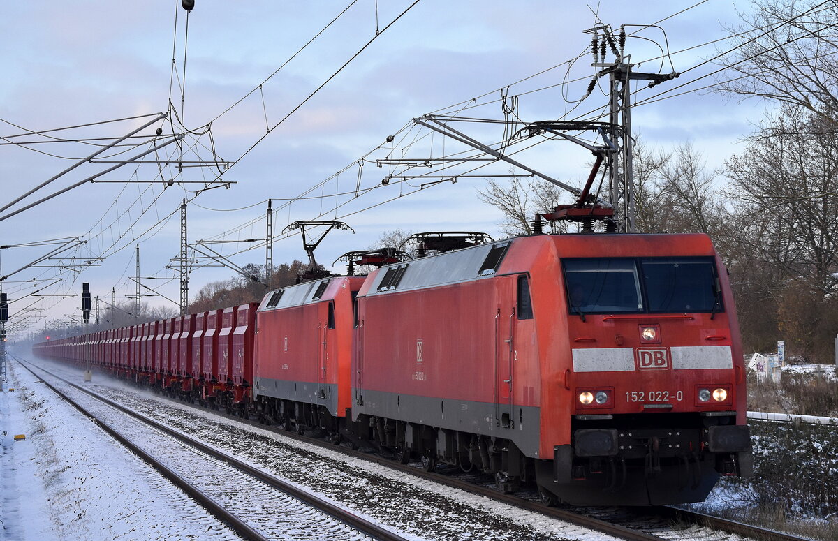DB Cargo AG, Mainz mit der Doppeltraktion  152 022-0  (NVR:  91 80 6152 022-0 D-DB ) +  152 061-8  (NVR:  91 80 6152 061-8 D-DB ) und dem Erzzug aus Hamburg Richtung Ziltendorf EKO am 30.11.23 Durchfahrt Bahnhof Berlin-Hohenschönhausen.