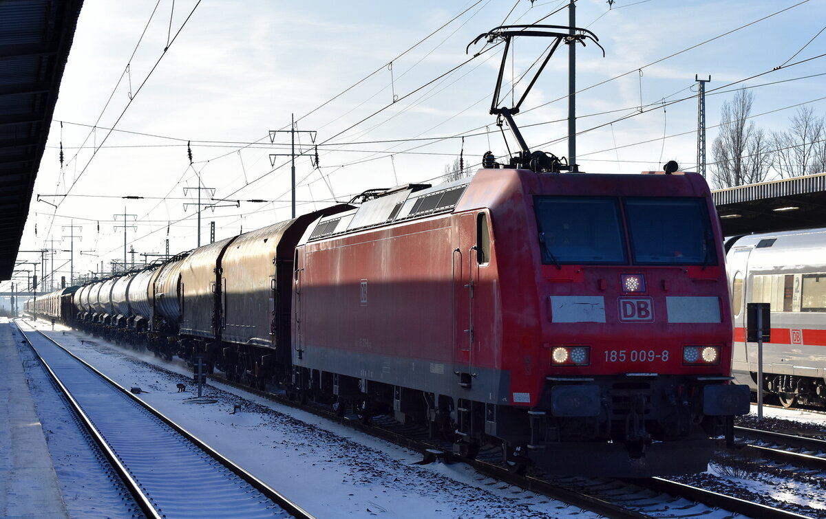 DB Cargo AG, Mainz mit ihrer  185 009-8  (NVR:  91 80 6185 009-8 D-DB ) und einem gemischten Güterzug Richtung EKO Ziltendorf am 18.01.24 Durchfahrt Bahnhof Schönefeld (bei Berlin).
