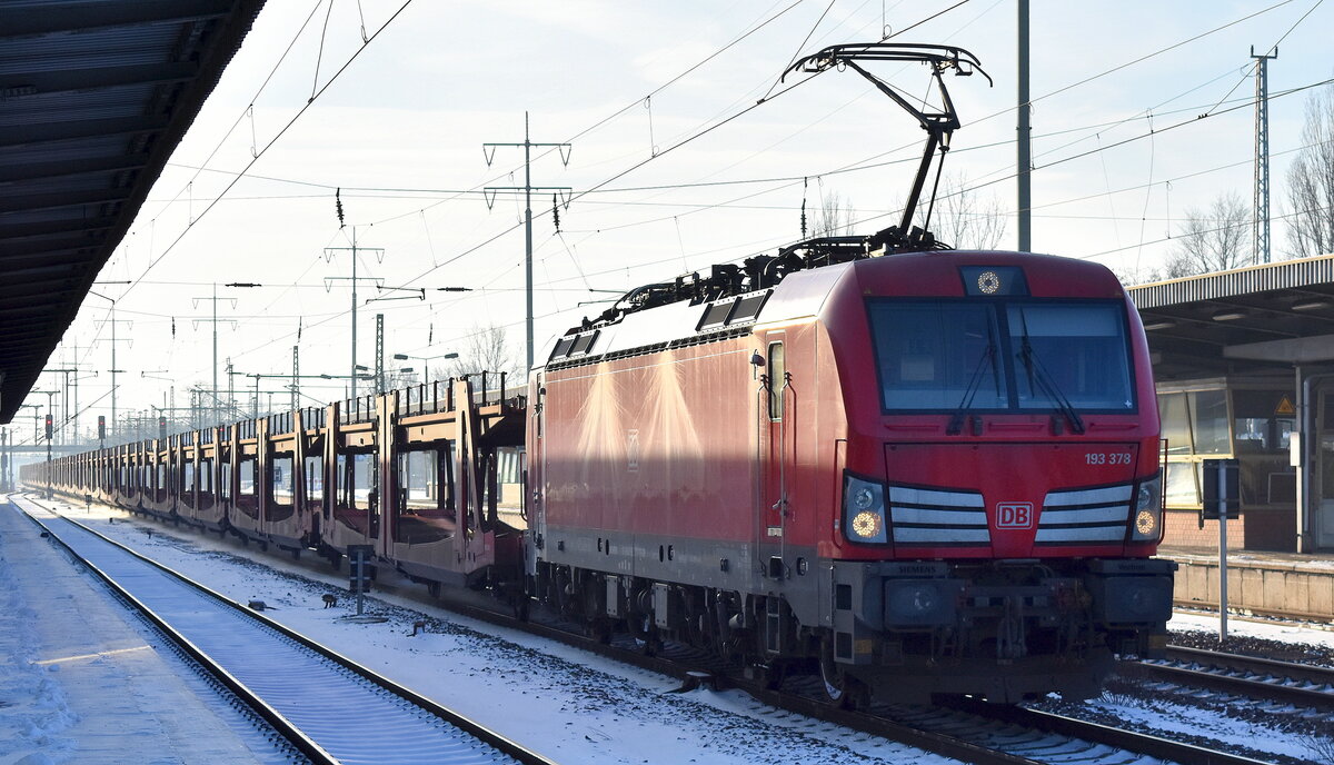 DB Cargo AG, Mainz mit ihrer  193 378  (NVR:  91 80 6193 378-7 D-DB ) und einem PKW-Transportzug (leer) Richtung Frankfurt (Oder) am 18.01.24 Durchfahrt Bahnhof Schönefeld (bei Berlin).