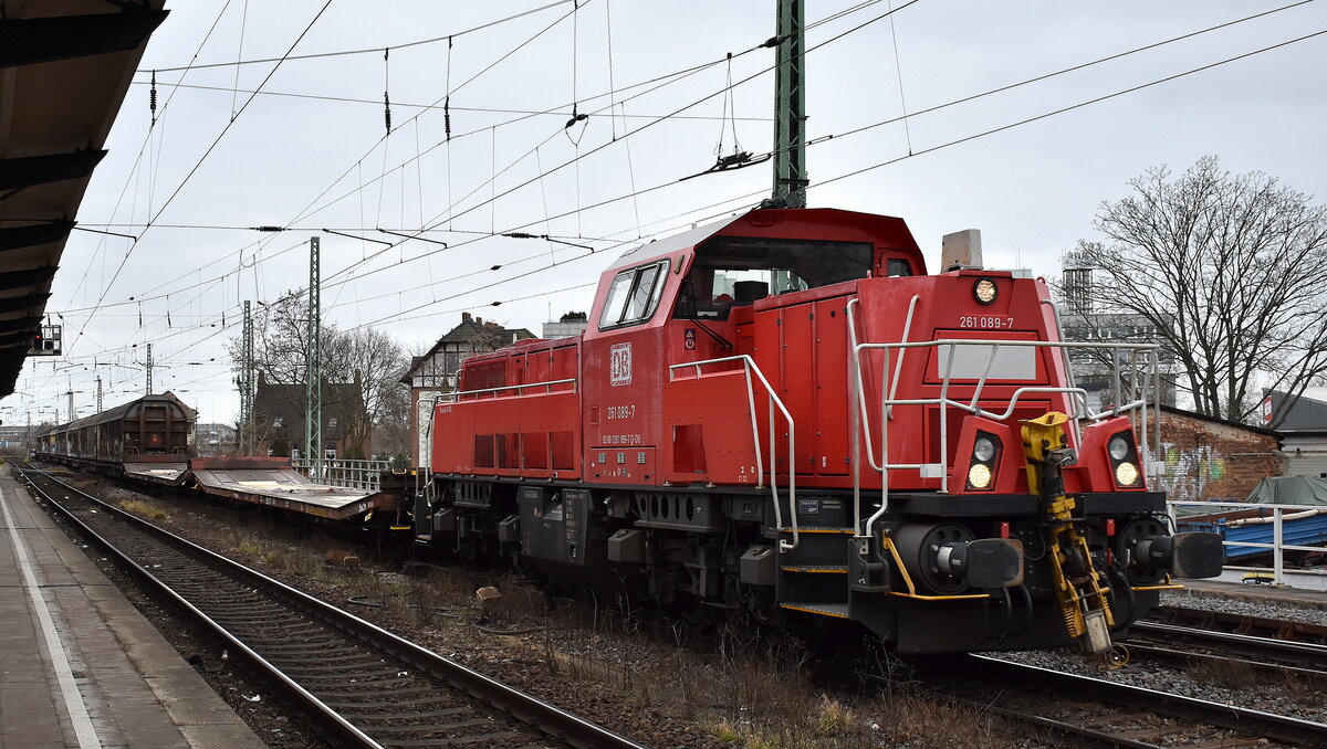 DB Cargo AG, Mainz mit ihrer  261 089-7  (NVR:  92 80 1261 089-7 D-DB ) mit gemischten Güterwagen Richtung Werk Halle/Ast. Magdeburg am 31.01.24 Vorbeifahrt Bahnhof Magdeburg Neustadt.