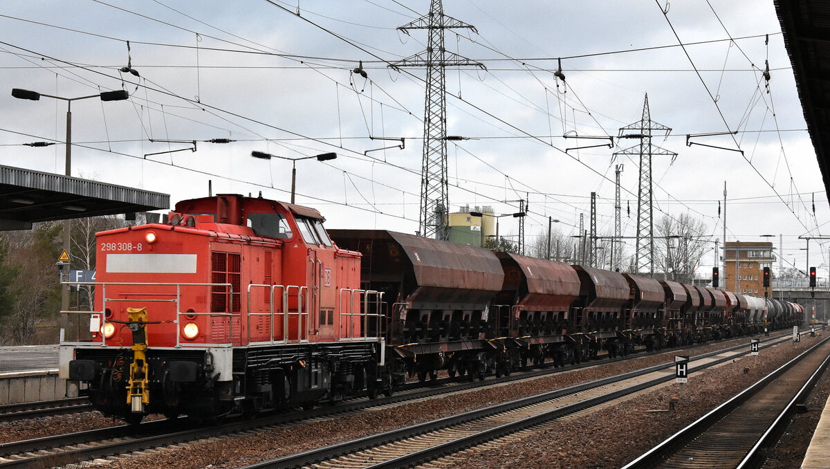 DB Cargo AG, Mainz mit ihrer  298 308-8  (NVR:  98 80 3298 308-8 D-DB ) und einem langen gemischten Güterzug Richtung Rbf. Seddin am 01.02.24 Durchfahrt Bahnhof Schönefeld bei Berlin.