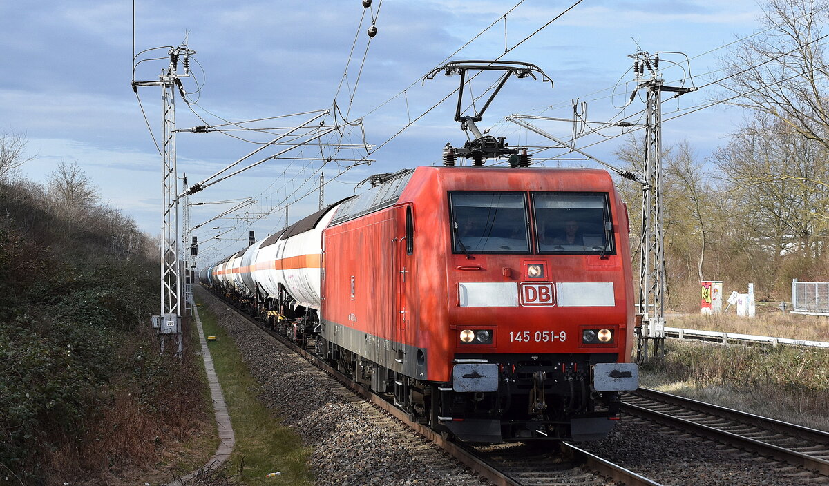 DB Cargo AG, Mainz mit ihrer  145 051-9  (NVR:  91 80 6145 051-9 D-DB ) und einem gemischten Kesselwagenzug Richtung Rbf. am 16.02.24 Durchfahrt Bahnhof Berlin-Hohenschönhausen. Viele Grüße an das Tf-Team.