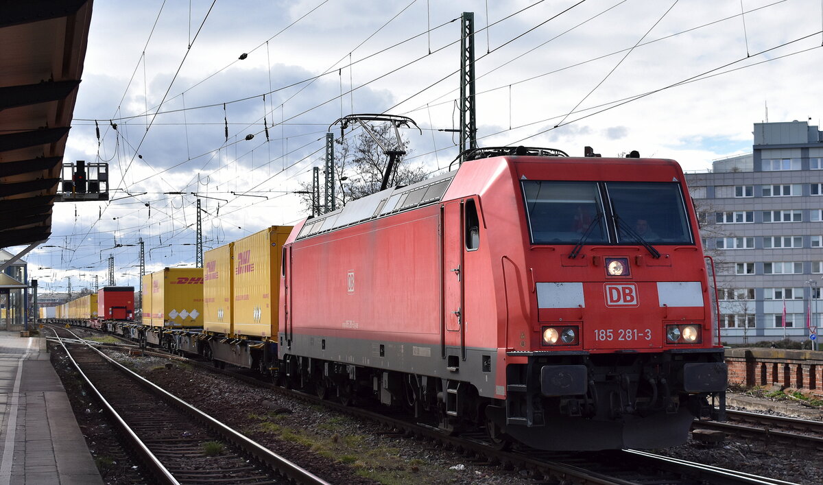 DB Cargo AG, Mainz mit ihrer  185 281-3  (NVR:  91 80 6185 281-3 D-DB ) und einem KLV-Zug (hauptsächlich DHL Wechselbrücken) am 24.02.24 Vorbeifahrt Bahnhof Magdeburg Neustadt.
