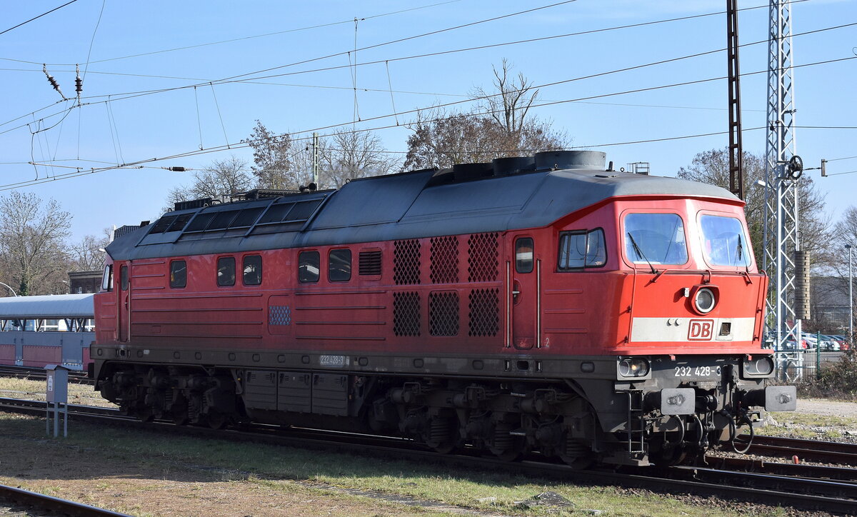 DB Cargo AG, Mainz mit ihrer  232 428-3  (NVR:  92 80 1232 428-3 D-DB ) am 29.02.24 Vorbeifahrt Bahnhof Stendal Hbf.
