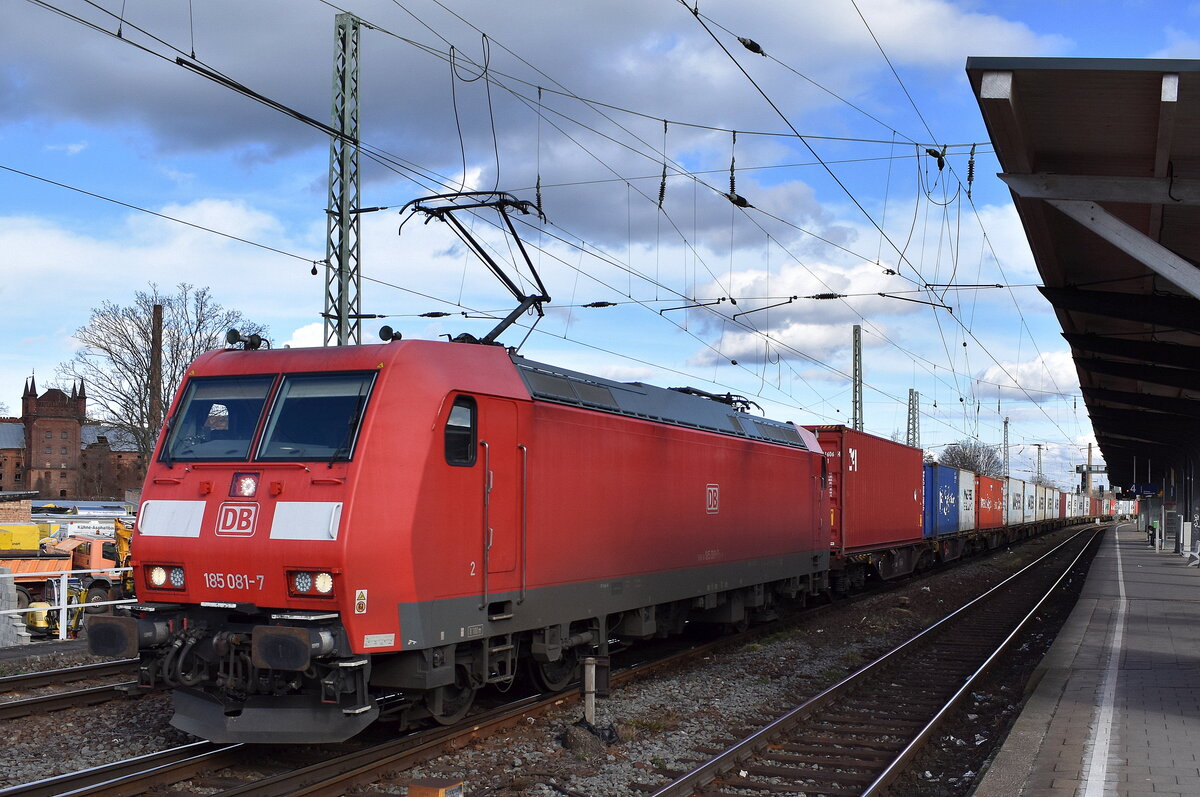 DB Cargo AG, Mainz mit ihrer  185 081-7  (NVR:  91 80 6185 081-7 D-DB ) und einem Containerzug am 24.02.24 Vorbeifahrt Bahnhof Magdeburg Neustadt.