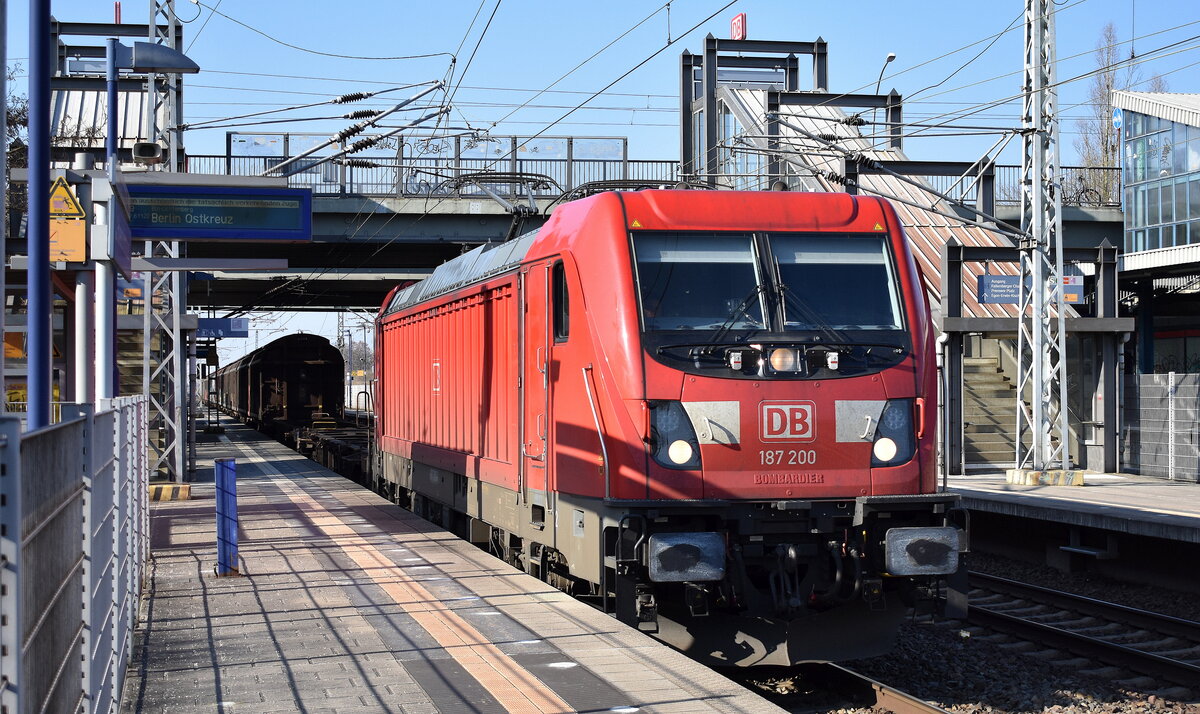DB Cargo AG, Mainz mit ihrer  187 200  (NVR:  91 80 6187 200-1 D-DB ) und einem gemischten Güterzug Richtung Frankfurt/Oder am 08.03.24 Durchfahrt Bahnhof Berlin-Hohenschönhausen.