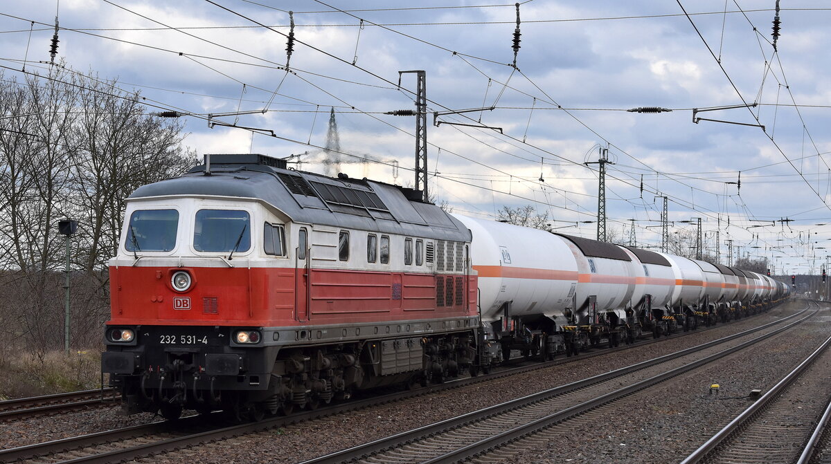 DB Cargo AG, Mainz mit ihrer  232 531-4  (NVR:  92 80 1232 531-4 D-DB ) und einem gemischten Kesselwagenzug Richtung Rbf. Seddin am 11.03.24 Höhe Bahnhof Saarmund.