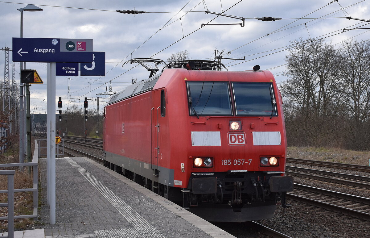 DB Cargo AG, Mainz mit ihrer  185 057-7  (NVR:  91 80 6185 057-7 D-DB ) am 11.03.24 Durchfahrt Bahnhof Saarmund.